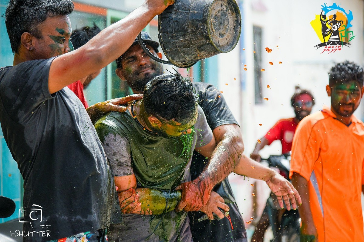 ސެޕްޓެމްބަރު 1، 2017: ޅ. ނައިފަރުގައި އީދު ބޮލަށް ގޮން 1438 ގެ ނަމުގައި އަލްހާ ޢީދް ފާހަގަ ކުރުމަށް ބާއްވާ ހަރަކާތްތަކުގެ ތެރެއިން ފެންކުޅިކުޅުން. މި ހަރަކާތުގައި ގިނަ އަދަދެއްގެ ޒުވާނުންނާއި ކުޑަކުދިން ވަނީ ބައިވެރިވެފައި