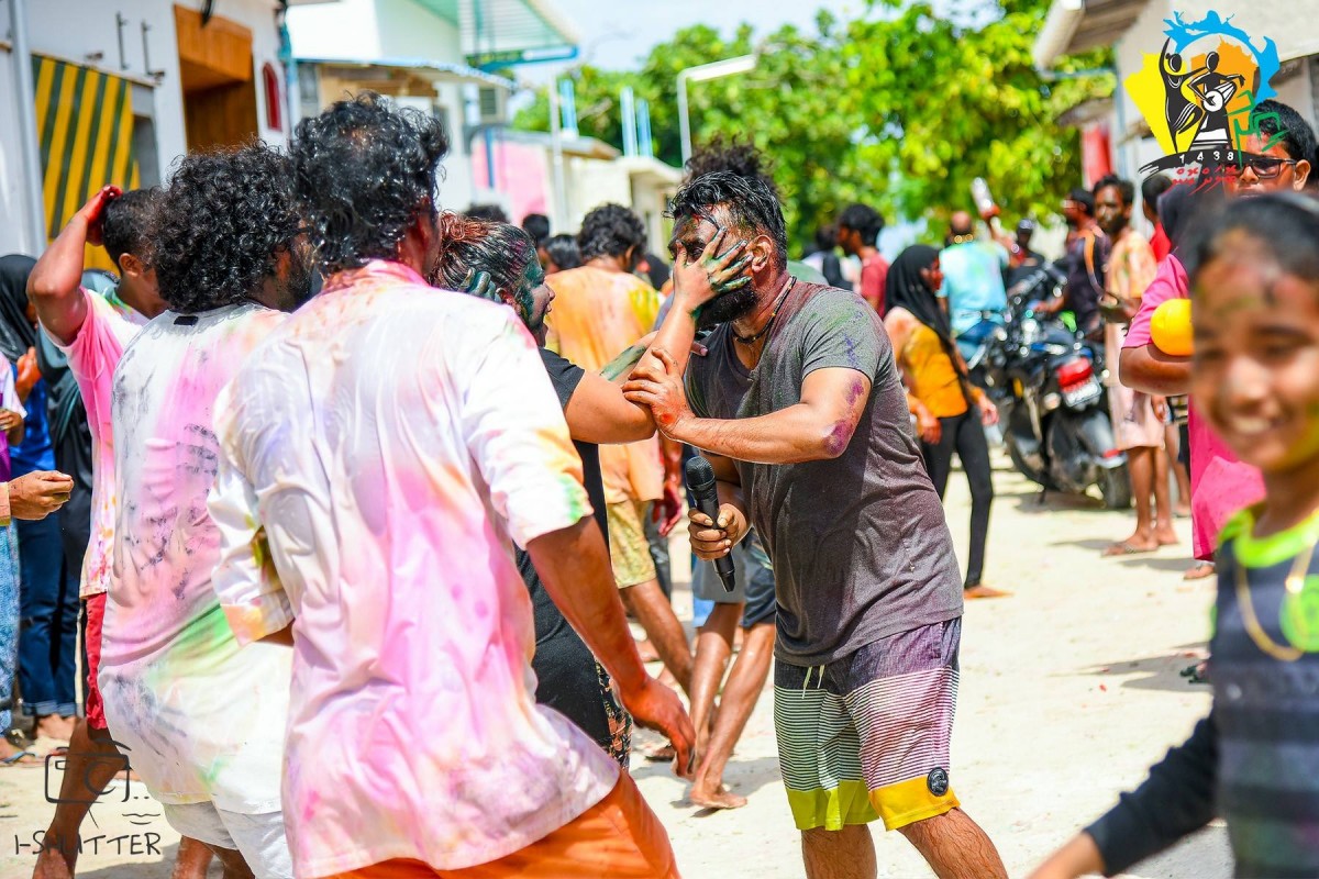 ސެޕްޓެމްބަރު 1، 2017: ޅ. ނައިފަރުގައި އީދު ބޮލަށް ގޮން 1438 ގެ ނަމުގައި އަލްހާ ޢީދް ފާހަގަ ކުރުމަށް ބާއްވާ ހަރަކާތްތަކުގެ ތެރެއިން ފެންކުޅިކުޅުން. މި ހަރަކާތުގައި ގިނަ އަދަދެއްގެ ޒުވާނުންނާއި ކުޑަކުދިން ވަނީ ބައިވެރިވެފައި