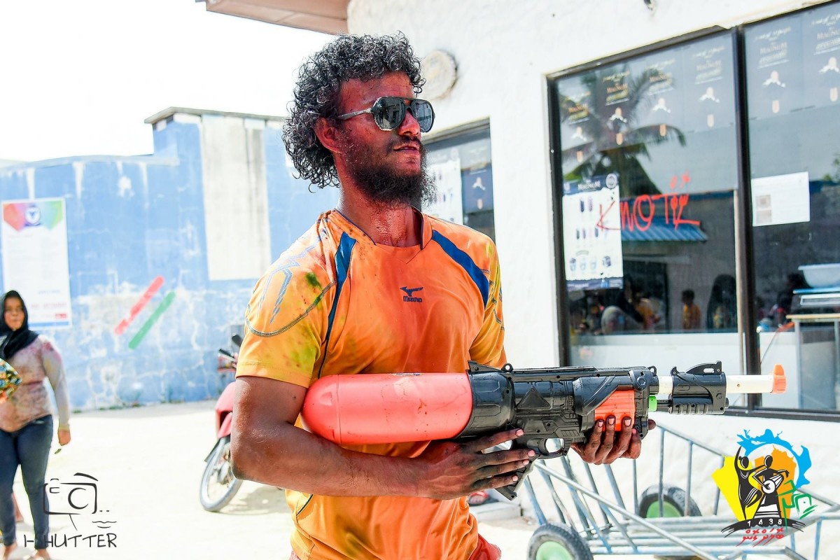 ސެޕްޓެމްބަރު 1، 2017: ޅ. ނައިފަރުގައި އީދު ބޮލަށް ގޮން 1438 ގެ ނަމުގައި އަލްހާ ޢީދް ފާހަގަ ކުރުމަށް ބާއްވާ ހަރަކާތްތަކުގެ ތެރެއިން ފެންކުޅިކުޅުން. މި ހަރަކާތުގައި ގިނަ އަދަދެއްގެ ޒުވާނުންނާއި ކުޑަކުދިން ވަނީ ބައިވެރިވެފައި