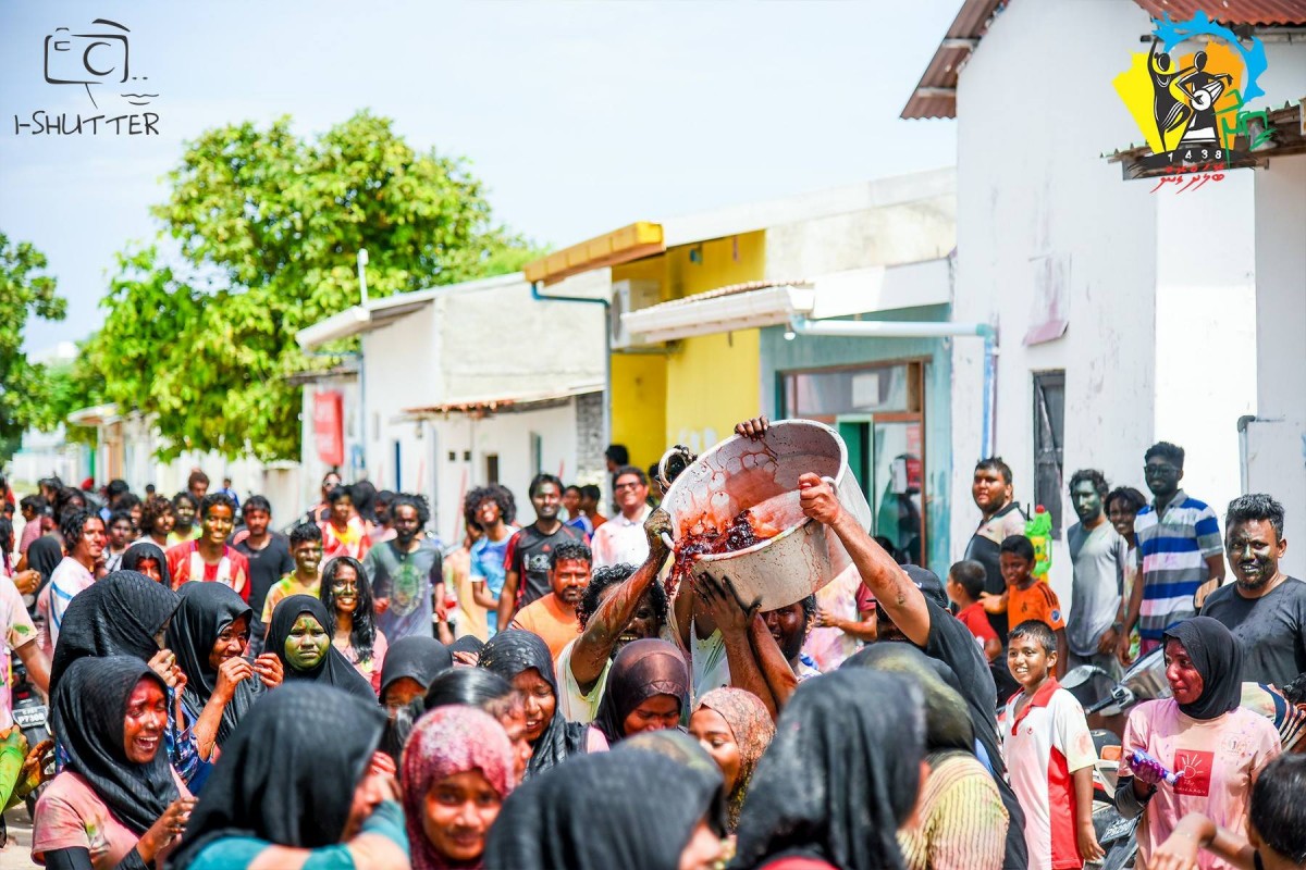 ސެޕްޓެމްބަރު 1، 2017: ޅ. ނައިފަރުގައި އީދު ބޮލަށް ގޮން 1438 ގެ ނަމުގައި އަލްހާ ޢީދް ފާހަގަ ކުރުމަށް ބާއްވާ ހަރަކާތްތަކުގެ ތެރެއިން ފެންކުޅިކުޅުން. މި ހަރަކާތުގައި ގިނަ އަދަދެއްގެ ޒުވާނުންނާއި ކުޑަކުދިން ވަނީ ބައިވެރިވެފައި