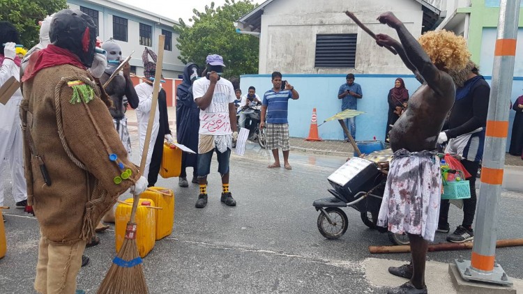 ސެޕްޓެމްބަރު 2، 2017: ކުޅުދުއްފުށީގައި ބޭއްވި ޕެރޭޑްގެ ތެރެއިން: މި ޕެރޭޑްގައި ސަރުކާރަށް ވަރަށް ބޮޑަށް ހަޖޫޖަހާފައިވޭ