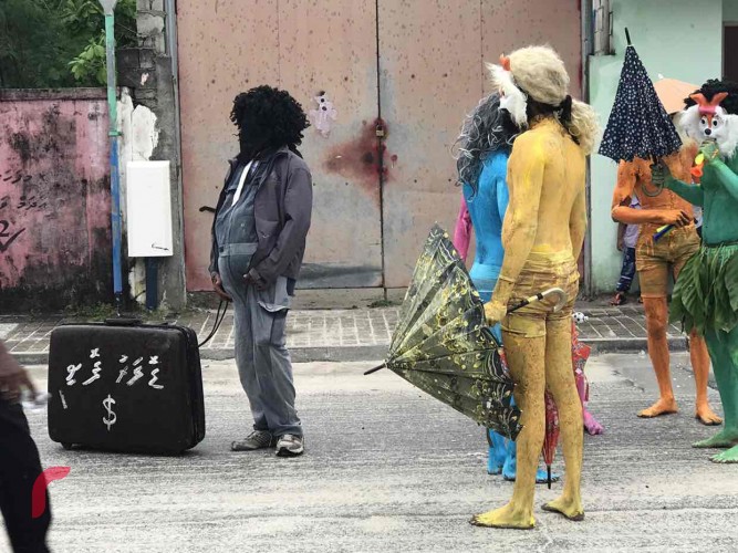 ސެޕްޓެމްބަރު 2، 2017: ކުޅުދުއްފުށީގައި ބޭއްވި ޕެރޭޑްގެ ތެރެއިން ޑޮލަރު ފޮށި