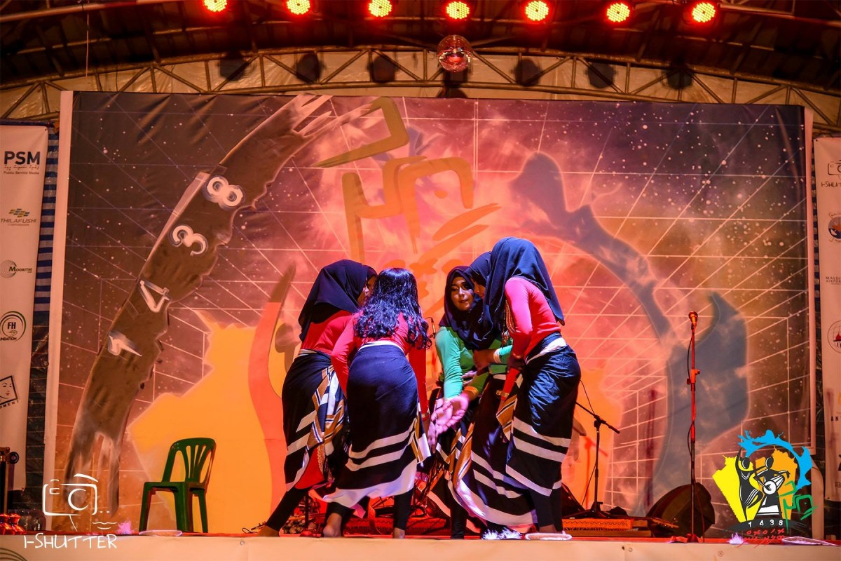 ސެޕްޓެމްބަރު 2، 2017: ޅ. ނައިފަރުގައި އީދު ބޮލަށް ގޮން 1438 ގެ ނަމުގައި އަލްހާ ޢީދް ފާހަގަ ކުރުމަށް ބާއްވާ ހަރަކާތްތަކުގެ ތެރެއިން ބޭއްވި މިއުޒިކް ޝޯވ ގައި ނެށުމުގެ އައިޓަމްއެށް ހުށާހަޅައިދެނީ
