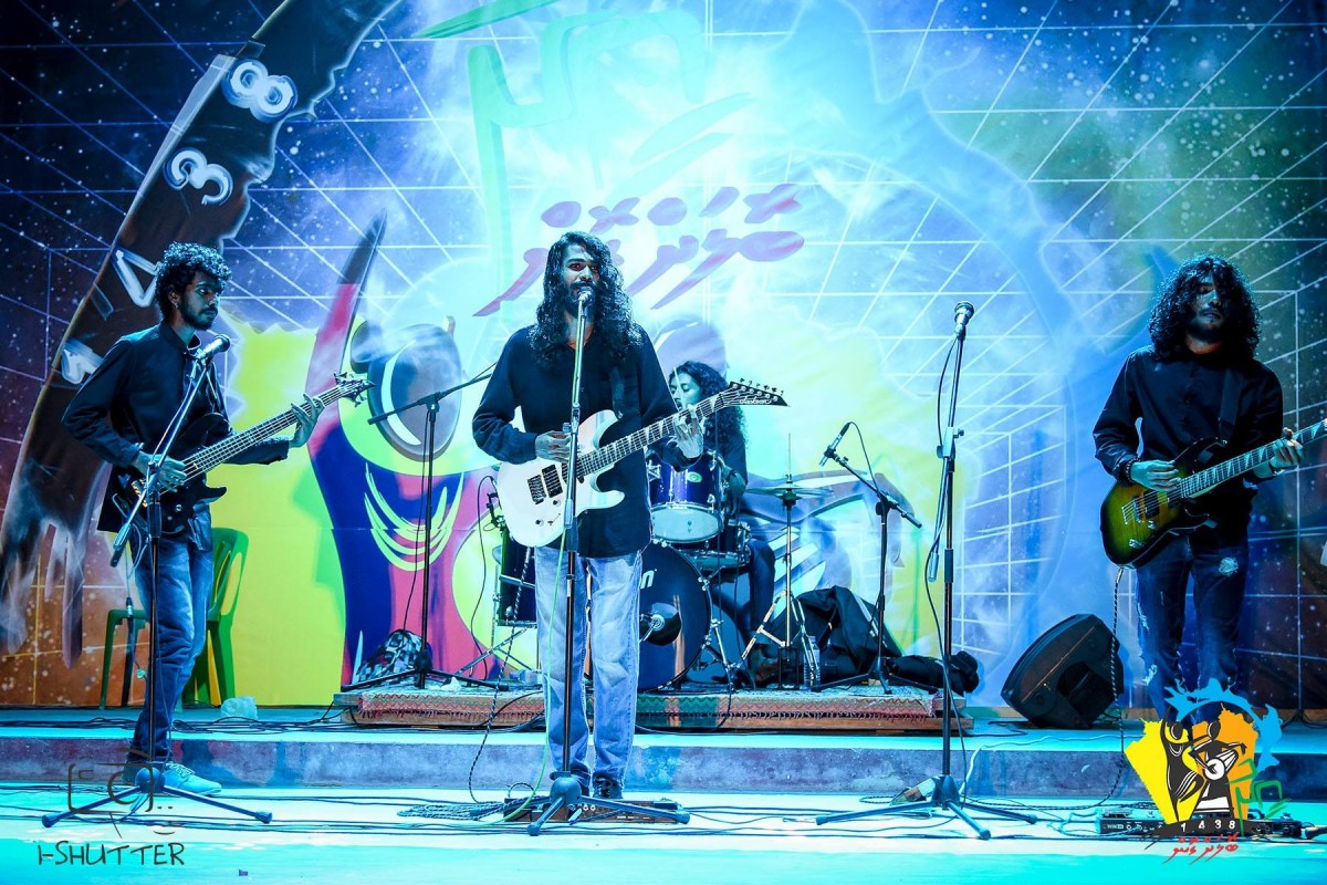 ސެޕްޓެމްބަރު 2، 2017: ޅ. ނައިފަރުގައި އީދު ބޮލަށް ގޮން 1438 ގެ ނަމުގައި އަލްހާ ޢީދް ފާހަގަ ކުރުމަށް ބާއްވާ ހަރަކާތްތަކުގެ ތެރެއިން ބޭއްވި މިއުޒިކް ޝޯވ، މި ޝޯވ ގައި ގިނަ އަދަދެށްގެ ފަންނާނުން ވަނީ ބައިވެރިވެފައި
