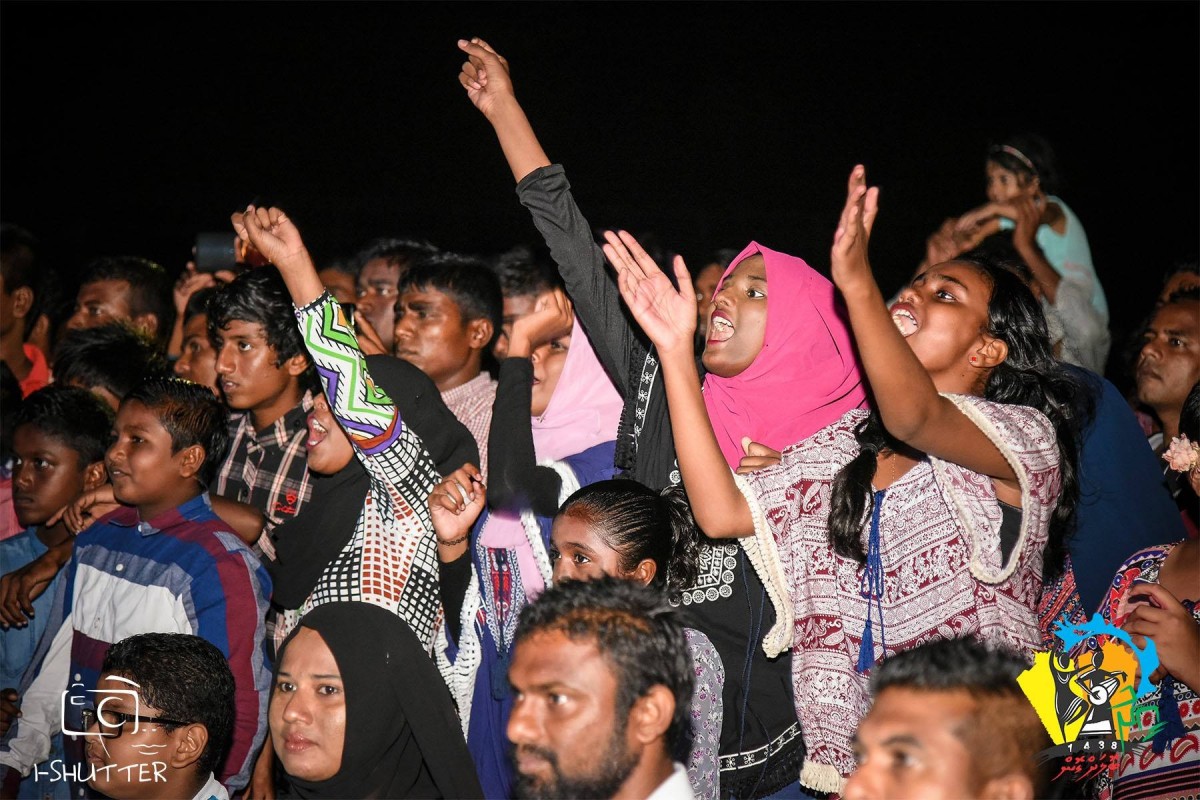 ސެޕްޓެމްބަރު 2، 2017: ޅ. ނައިފަރުގައި އީދު ބޮލަށް ގޮން 1438 ގެ ނަމުގައި އަލްހާ ޢީދް ފާހަގަ ކުރުމަށް ބާއްވާ ހަރަކާތްތަކުގެ ތެރެއިން ބޭއްވި މިއުޒިކް ޝޯވ އަށް ނައިފަރުގެ ރައްޔިތުންގެ ފަރާތުން ވަނީ ބޮޑު ތަރުހީބެއް ލިބިފައި
