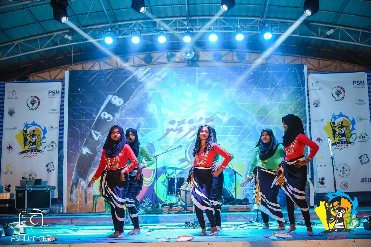 ސެޕްޓެމްބަރު 2، 2017: ޅ. ނައިފަރުގައި އީދު ބޮލަށް ގޮން 1438 ގެ ނަމުގައި އަލްހާ ޢީދް ފާހަގަ ކުރުމަށް ބާއްވާ ހަރަކާތްތަކުގެ ތެރެއިން ބޭއްވި މިއުޒިކް ޝޯވ ގައި ނެށުމުގެ އައިޓަމްއެށް ހުށާހަޅައިދެނީ
