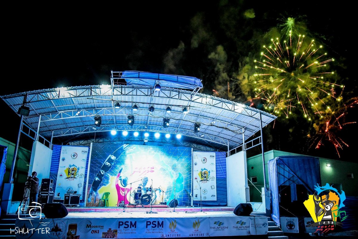 ސެޕްޓެމްބަރު 2، 2017: ޅ. ނައިފަރުގައި އީދު ބޮލަށް ގޮން 1438 ގެ ނަމުގައި އަލްހާ ޢީދް ފާހަގަ ކުރުމަށް ބާއްވާ ހަރަކާތްތަކުގެ ތެރެއިން ބޭއްވި މިއުޒިކް ޝޯވ، ޝޯވ ނިންމާލައިފައިވަނީ ބަޑި ބޭހުގެ ކުޅިވަރުތަކާއިއެކު