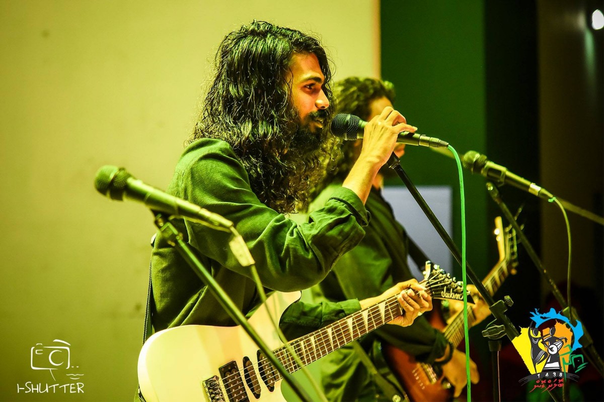 ސެޕްޓެމްބަރު 2، 2017: ޅ. ނައިފަރުގައި އީދު ބޮލަށް ގޮން 1438 ގެ ނަމުގައި އަލްހާ ޢީދް ފާހަގަ ކުރުމަށް ބާއްވާ ހަރަކާތްތަކުގެ ތެރެއިން ބޭއްވި މިއުޒިކް ޝޯވ، މި ޝޯވ ގައި ގިނަ އަދަދެށްގެ ފަންނާނުން ވަނީ ބައިވެރިވެފައި
