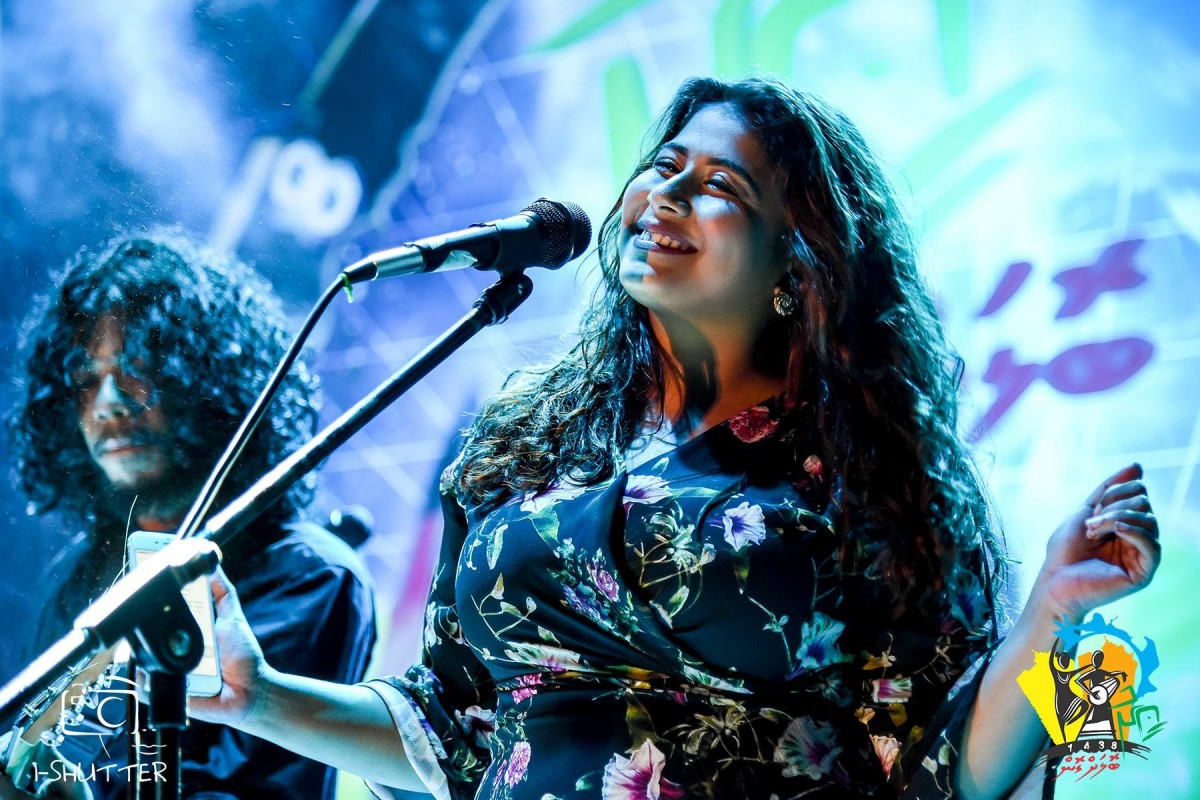 ސެޕްޓެމްބަރު 2، 2017: ޅ. ނައިފަރުގައި އީދު ބޮލަށް ގޮން 1438 ގެ ނަމުގައި އަލްހާ ޢީދް ފާހަގަ ކުރުމަށް ބާއްވާ ހަރަކާތްތަކުގެ ތެރެއިން ބޭއްވި މިއުޒިކް ޝޯވ، މި ޝޯވ ގައި ގިނަ އަދަދެށްގެ ފަންނާނުން ވަނީ ބައިވެރިވެފައި
