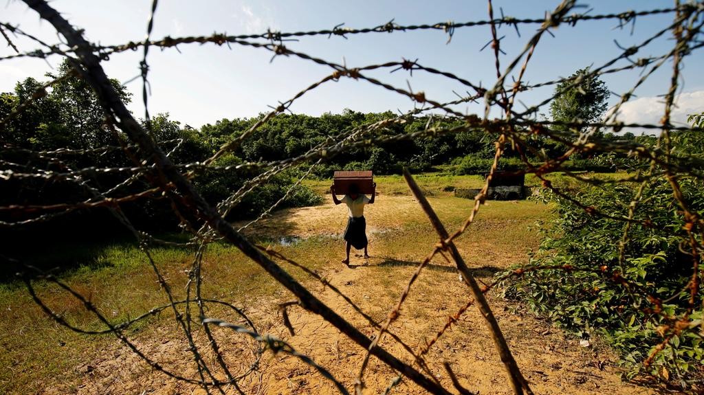 ރޮހިންޔާ މީހަކު މިއަންމާ-ބަންގްލަދޭޝް ބޯޑަރު ހުރަސް ކުރުމަށް މަސައްކަތް ކުރަނީ: މިއަންމާގެ ސަލާމަތީ ބާރުތަކުން ވަނީ ރޮހިންޔާގެ 4000 އަށް ވުރެ ގިިނަ މީހުން މަރައި އެމީހުން ދިރިއުޅޭ ތަންތަން ހުޅުޖަހާފައި