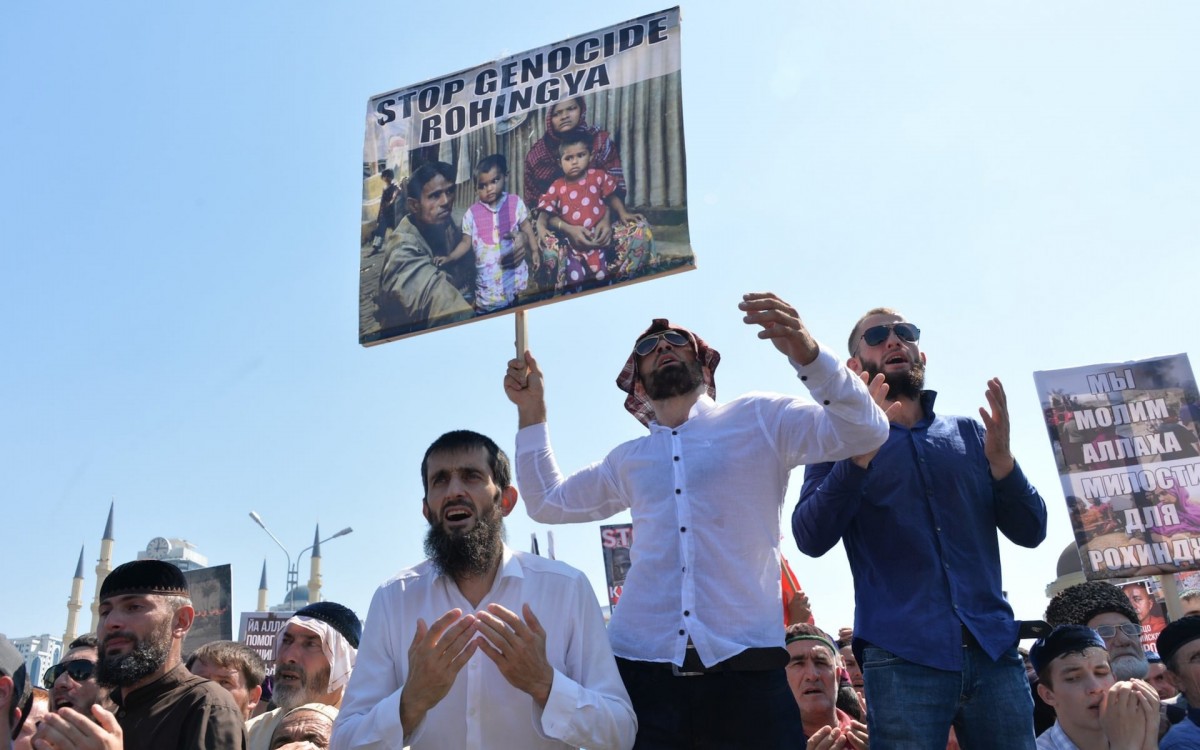 މިއަންމާގެ ރޮހިންޖާ މުސްލިމުންނަށް ކުރަމުންދާ އަނިޔާތާއި ދެކޮޅަށް ރަޝިއާގައި އެތައްހާސްބަޔަކު ނިކުމެ މުޒާހަރާ ކުރަނީ , މިހާތަނަށް 70000 މީހުން ބަންގްލަދޭޝްއަށް ގޮސްފައިވާއިރު 30000 އަށް ވުރެ ގިނަ މީހުން ވަނި މިއަންމާގެ ފަރުބަދަމަތީ ހިސާބުތަކުގައި ތާށިވެފައި