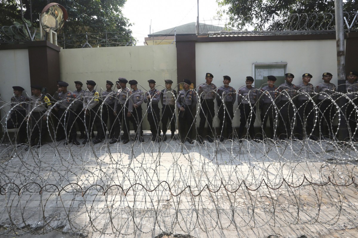 މިއަންމާގެ ރޮހިންޖާ މުސްލިމުންނަށް ކުރަމުންދާ އަނިޔާތާއި ދެކޮޅަށް އިންޑޮނީޝިއާގެ ވެރިރަށް ޖަކާޓާގައި ކުރަމުންދާ މުޒާހަރާތަކާއި ގުޅިގެން މިއަންމާ އެމްބަސީ ކުރިމަތީ ސަލާމަތީ ބާރުތަށް މަޑުކޮށްލައިގެން، މ