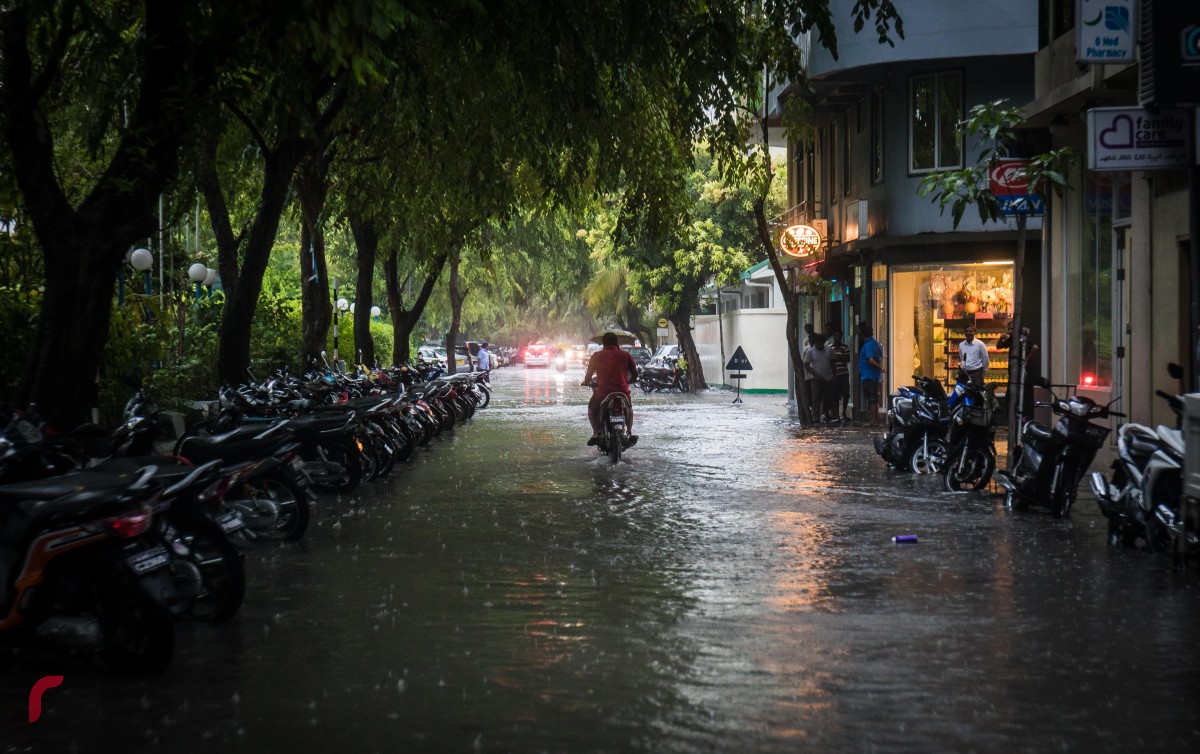 ސެޕްޓެމްބަރު 5، 2017: ރާއްޖޭގެ އެކި ހިސާބުތަކަށް ބޯކޮށް ވާރޭވެހިފައިވޭ. މާލެ އަމީނީމަގުގައި ފެންބޮޑުވެފައި،ފެންބޮޑުވުމުގެ ސަބަބުން މީހުންނާ ދުއްވާ އެއްޗެއްސަށް ވަނީ ދަތިތަކާއި ކުރިމަތިވެފައި