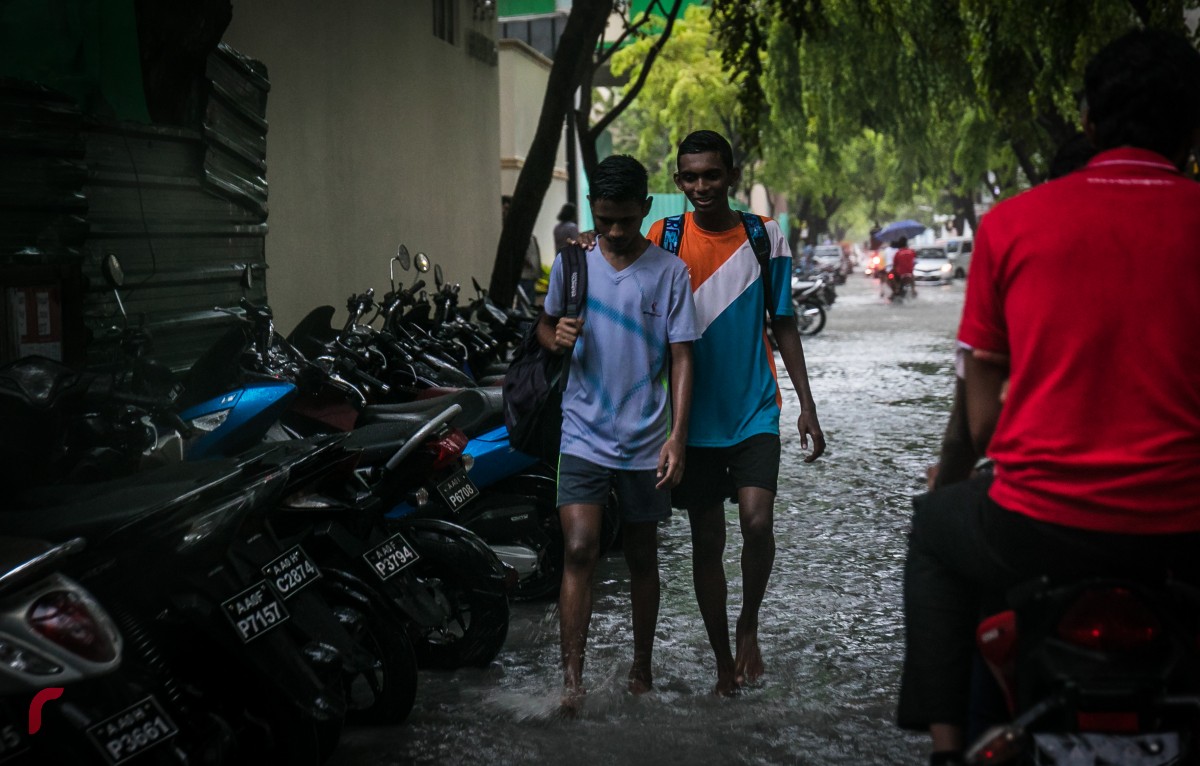 ސެޕްޓެމްބަރު 5، 2017: ރާއްޖޭގެ އެކި ހިސާބުތަކަށް ބޯކޮށް ވާރޭވެހިފައިވޭ. މާލެ އަމީނީމަގުގައި ފެންބޮޑުވެފައި،ފެންބޮޑުވުމުގެ ސަބަބުން މީހުންނަށާ ދުއްވާ އެއްޗިއްސައް ވަނީ ދަތިތަކާއި ކުރިމަތިވެފައި