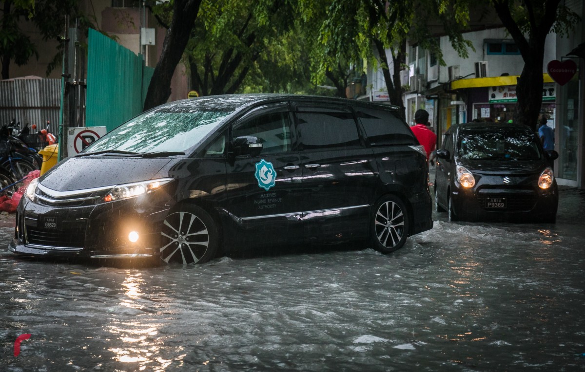 ސެޕްޓެމްބަރު 5، 2017: ރާއްޖޭގެ އެކި ހިސާބުތަކަށް ބޯކޮށް ވާރޭވެހިފައިވޭ. މާލެ އަމީނީމަގުގައި ފެންބޮޑުވެފައި،ފެންބޮޑުވުމުގެ ސަބަބުން މީހުންނާ ދުއްވާ އެއްޗެއްސަށް ވަނީ ދަތިތަކާއި ކުރިމަތިވެފައި