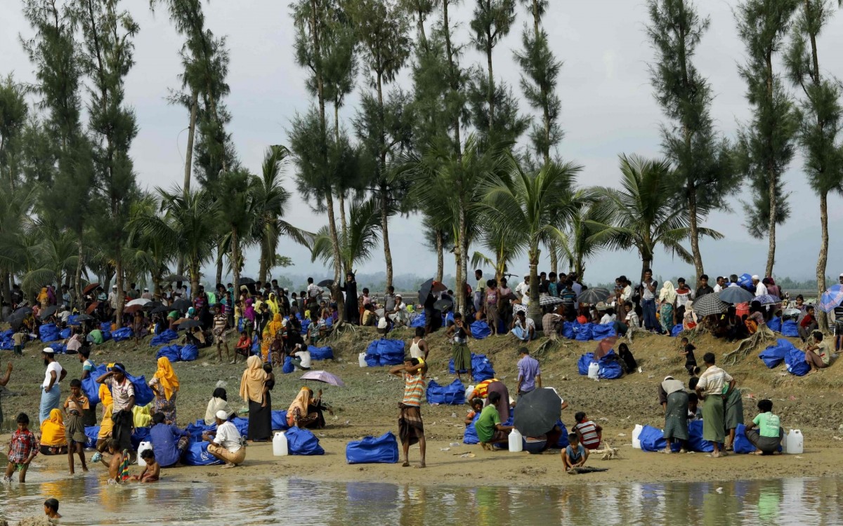 މިޔަންމާ، 5 ސެޕްޓެމްބަރު 2017 : ރޮހިންޖާގެ މުސްލިމުންތަކެއް މިޔަންމާ/ބަންގްލަދޭޝް ބޯޑަރު ސަރަހައްދުގައި، މިޔަންމާ އަދި ބަންގްލަދޭޝްއިން ވެސް ވަނީ ރޮޮހިންޖާ މުސްލިމުންނަށް ރަށްވެހިކަން ދިނުމަށް ދެކޮޅުހަދާފައި