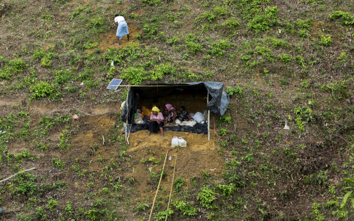 މިޔަންމާ، 5 ސެޕްޓެމްބަރު 2017 : ރޮހިންޖާގެ މުސްލިމުންތަކެއް މިޔަންމާ ފަރުބަަދަމަތީ ހިސާބެއްގައި މަޑުކޮށްލައިގެން، މިހާތަނަށް މިޔަ ންމާގެ ސަލާމަތީ ބާރުތަކުން ވަނީ ރޮހިންޖާގެ  4000 އަށްވުރެ ގިނަ މުސްލިމުން މަރާލާފައި