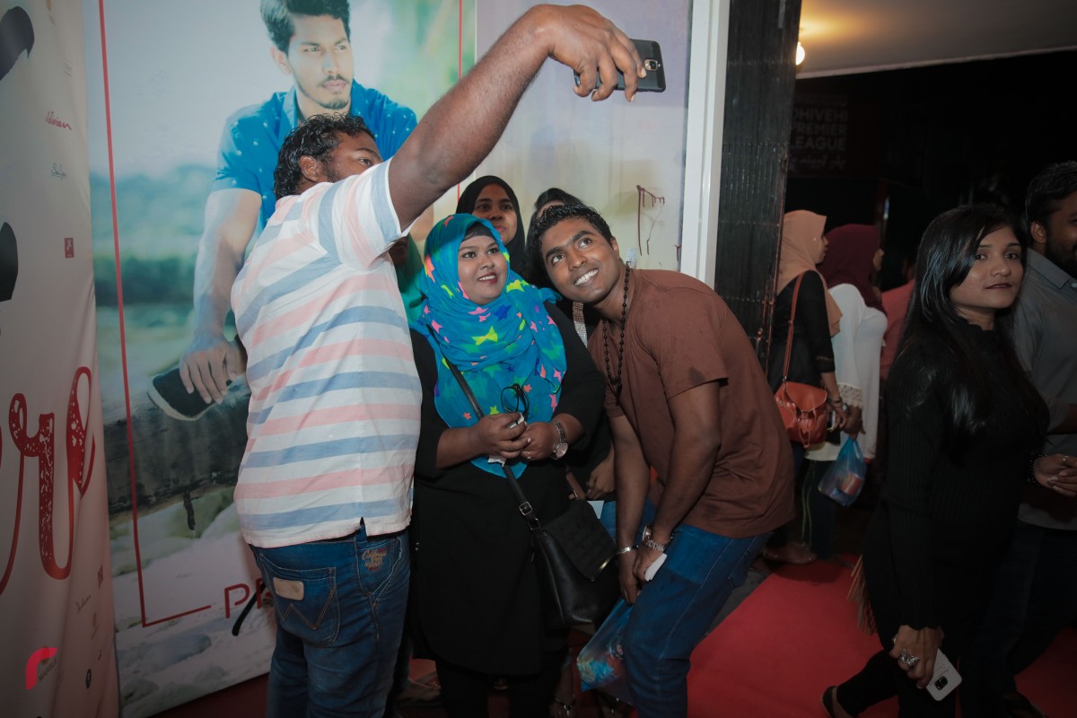 މާލެ، 6 ސެޕްޓެމްބަރު 2017: ފައްތާޙް ޑައިރެކްޓްކޮށް ޕްރޮޑިއުސްކޮށްފައިވާ ދިވެހި ފިލްމް 'ހައްދު" ޕްރިމިއާ ކުރަން މިއަދު ޝްވަކް ސިނަމާގައި ބޭއްވި ހަފްލާގެ ތެރެއިން