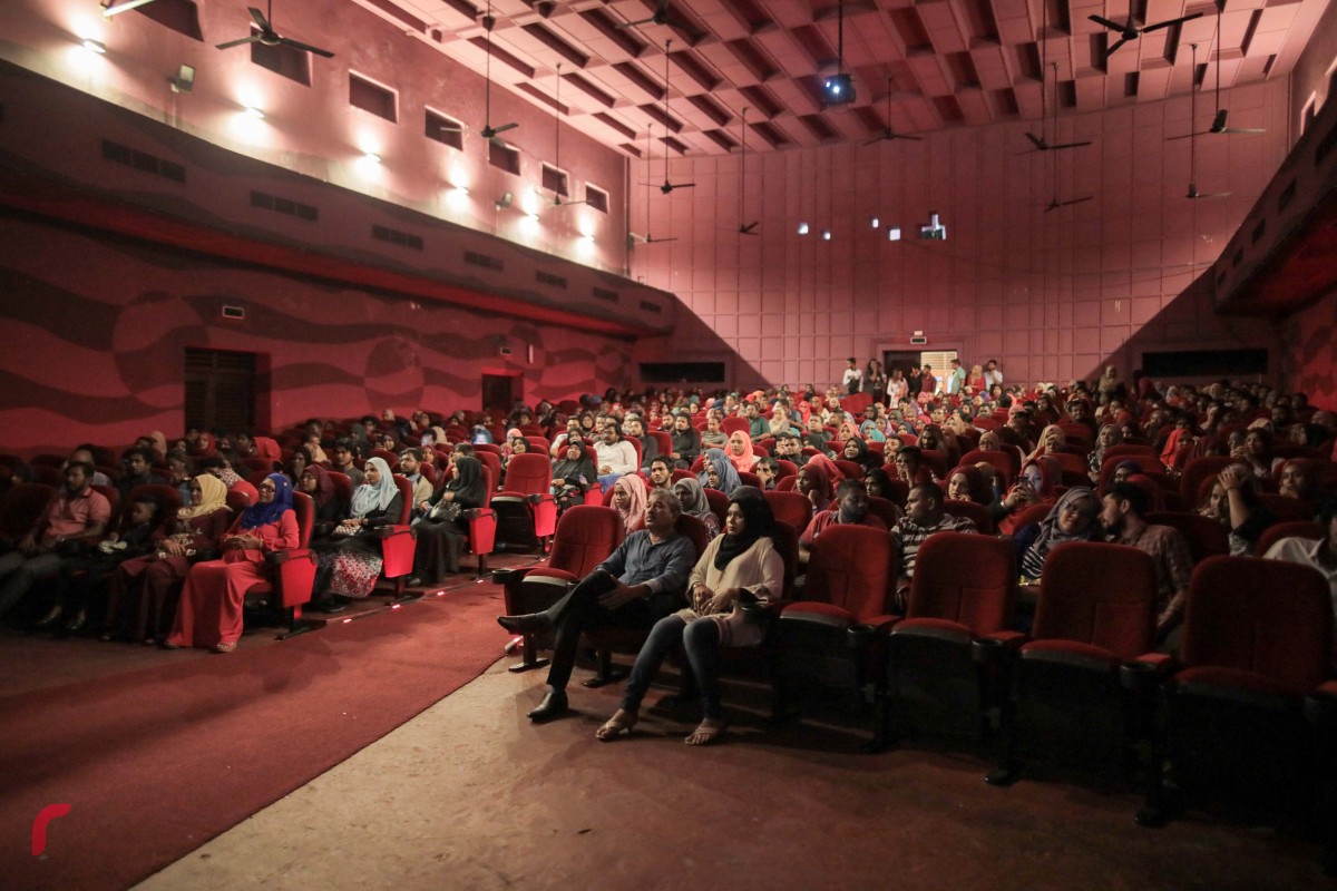 މާލެ، 6 ސެޕްޓެމްބަރު 2017: ފައްތާޙް ޑައިރެކްޓްކޮށް ޕްރޮޑިއުސްކޮށްފައިވާ ދިވެހި ފިލްމް 'ހައްދު" ޕްރިމިއާ ކުރުމަށްފަހު މިއަދު އާންމުންނަށް ދައްކާލުމަށް އޮލިމްޕަސް ސްކްރީންގައި އަޅުވާފައި. ފިލްމްގެ ޕްރިމިއާ ޝޯވް ކުރިއަށްދިޔައީ ހައުސްފުލްކޮށް