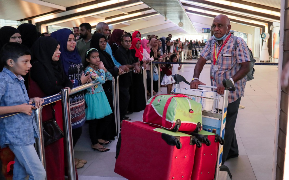 މާލެ: ސެޕްޓެމްބަރު 8، 2017: ހައްޖުގެ އަޅުކަމަށް ފަހު ދިވެހި ހައްޖާޖީން މާލެ އަންނަން ފަށައިފިއެވެ، މިއަހަރު ހައްޖު ކޯޕަރޭޝަންގެ ހަވާލުގައި 1000 އަށްވުރެން ގިނަ ހައްޖުވެރިން ވަނީ ހައްޖަށް ގޮސްފައެވެ