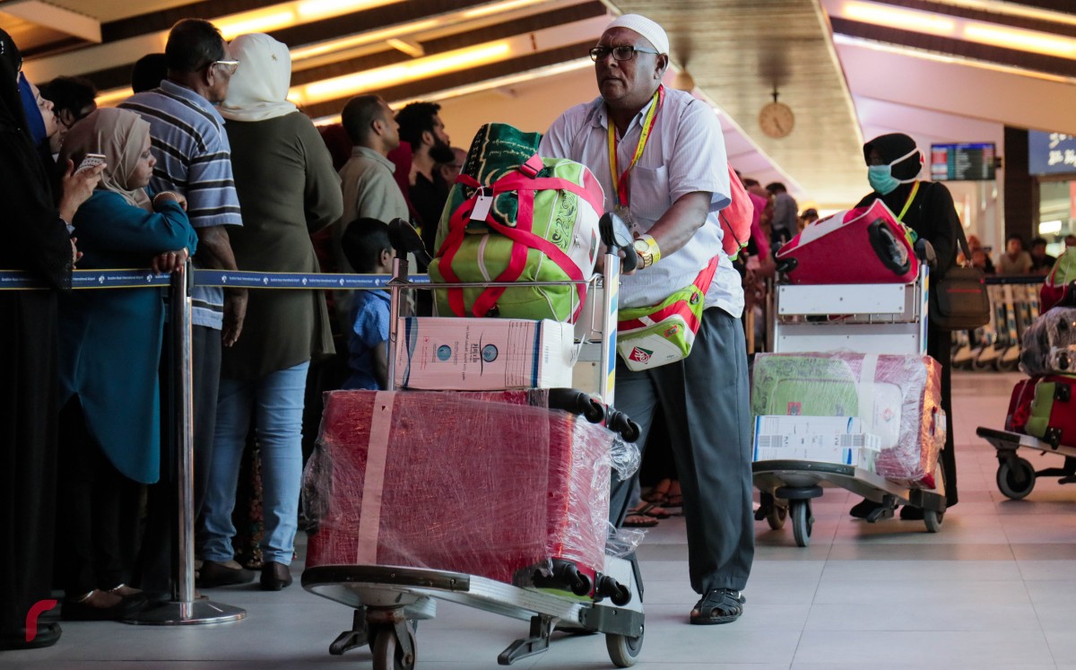 މާލެ: ސެޕްޓެމްބަރު 8، 2017: ހައްޖުގެ އަޅުކަމަށް ފަހު ދިވެހި ހައްޖާޖީން މާލެ އަންނަން ފަށައިފިއެވެ، މިއަހަރު ހައްޖު ކޯޕަރޭޝަންގެ ހަވާލުގައި 1000 އަށްވުރެން ގިނަ ހައްޖުވެރިން ވަނީ ހައްޖަށް ގޮސްފައެވެ