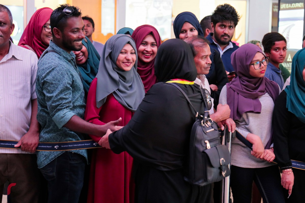 މާލެ: ސެޕްޓެމްބަރު 8، 2017: ހައްޖުގެ އަޅުކަމަށް ފަހު ދިވެހި ހައްޖާޖީން މާލެ އައިސް އާއިލާ މެމްބަރުންނާއި ބައްދަލުކޮށް އުފާފާޅުކުރަނީ