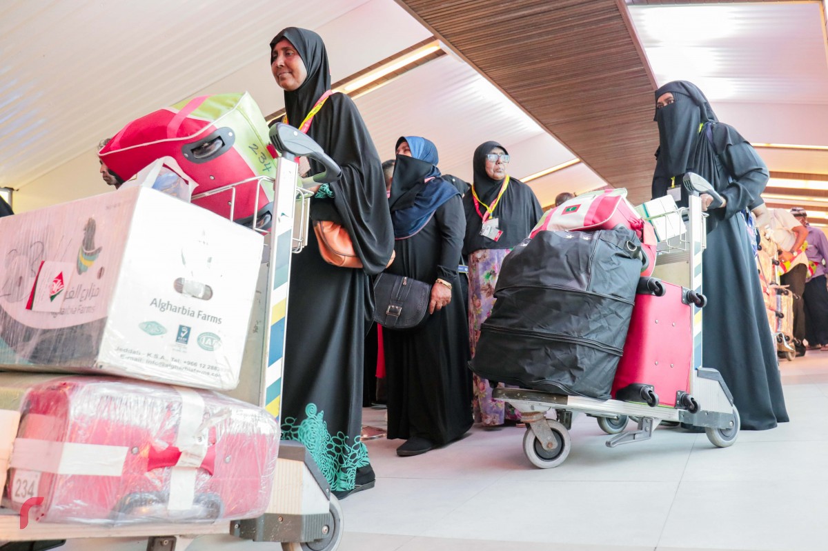 މާލެ: ސެޕްޓެމްބަރު 8، 2017: ހައްޖުގެ އަޅުކަމަށް ފަހު ދިވެހި ހައްޖާޖީން މާލެ އަންނަން ފަށައިފިއެވެ. މިއަދު ހައްޖު ކޯޕަރޭޝަންގެ ހަވާލުގައި ހައްޖަށްދިޔަ 200 ހައްޖާޖީން ވަނީ މާލެއައިސްފައެވެ