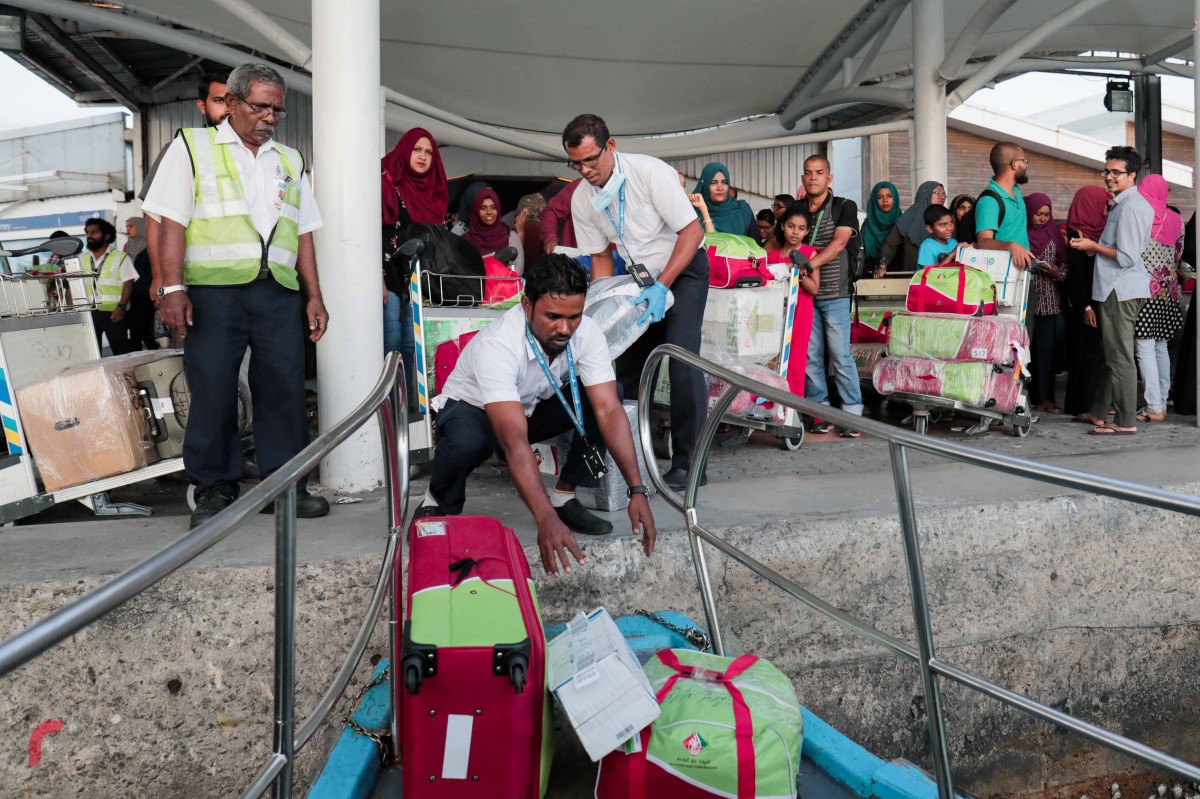 މާލެ: ސެޕްޓެމްބަރު 8، 2017: ހައްޖުގެ އަޅުކަމަށް ފަހު ދިވެހި ހައްޖާޖީން މާލެ އަންނަން ފަށައިފިއެވެ. މިއަދު ހައްޖު ކޯޕަރޭޝަންގެ ހަވާލުގައި ހައްޖަށްދިޔަ 200 ހައްޖާޖީން ވަނީ މާލެއައިސްފައެވެ