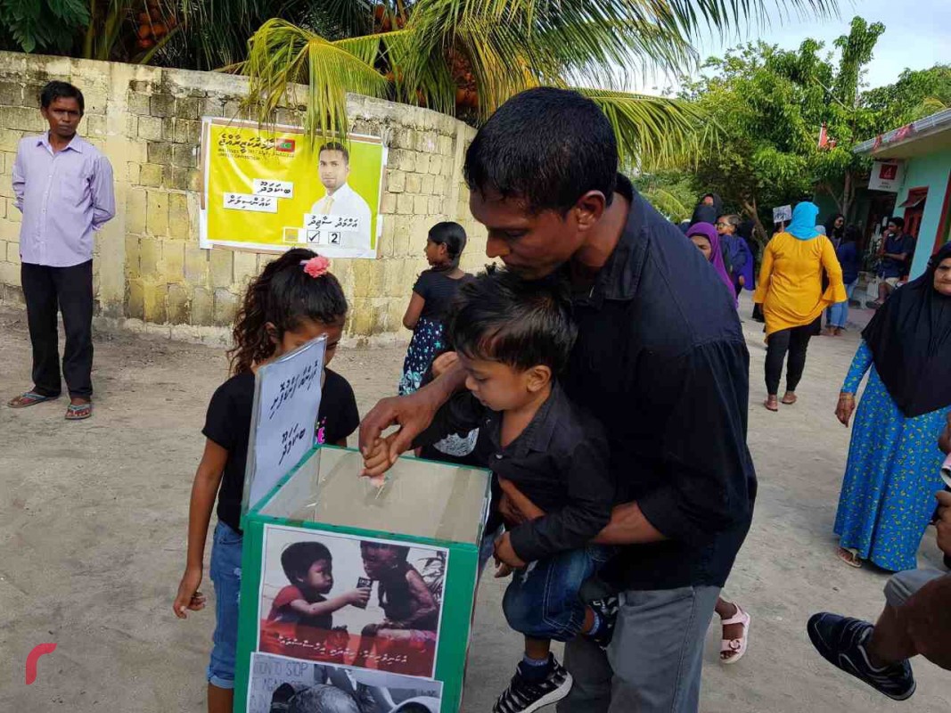 ސެޕްޓެމްބަރު 8، 2017، ރޮހިންޖާ މުސްލިމުންގެ ހައްގުތައް ރައްކާތެރިކުރުމަށާއި އިންސާނިއްޔަތާހިލާފަށް ހިންގާ ޖަރީމާތައް ހުއްޓުވުމައް ގޮވާލައި ބ.ކަމަދޫއާއި ގދ. ގައްދޫގައި  ބޭއްވި ހިނގާލުމުގެ ތެރެއިން، މި ހަރަކާތުގައި ރޮހިންޖާ މުސްލިމުންނަށް އެހީވުމައް ވަނީ ފަންޑް ރައިސްކޮށްފައި