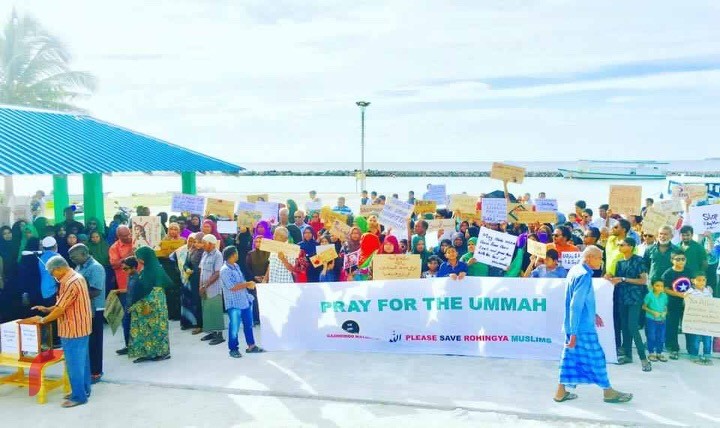 ސެޕްޓެމްބަރު 8، 2017، ރޮހިންޖާ މުސްލިމުންގެ ހައްގުތައް ރައްކާތެރިކުރުމަށާއި އިންސާނިއްޔަތާހިލާފަށް ހިންގާ ޖަރީމާތައް ހުއްޓުވުމައް ގޮވާލައި ގައްދޫގައި ބޭއްވި ހިނގާލުމުގެ ތެރެއިން