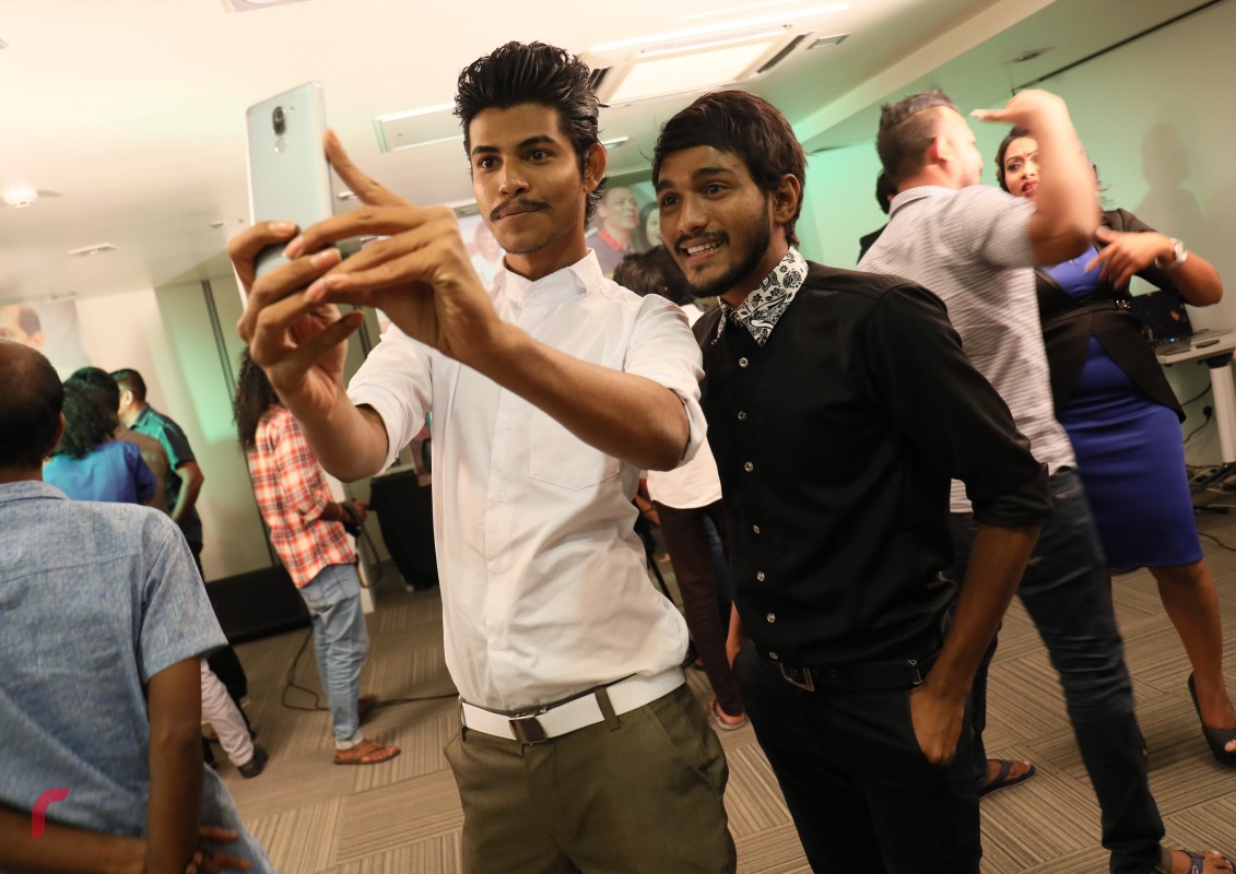 ސެޕްޓެމްބަރު 9 ، 2017: ނަހުލާ ޕްރޮޑިއުސްކޮށް ރިޝްމީ ޑައިރެކްޓް ކުރާ ދިވެހި ފިލްމް 'ބޮސް' ގެ ޓްރެއިލާ އަދި ލަވަތައް ރިލީޒްކުރުމަށް ސޯލްޓްގައި ބޭއްވި ރަސްމިއްޔާތުގެ ތެރެއިން