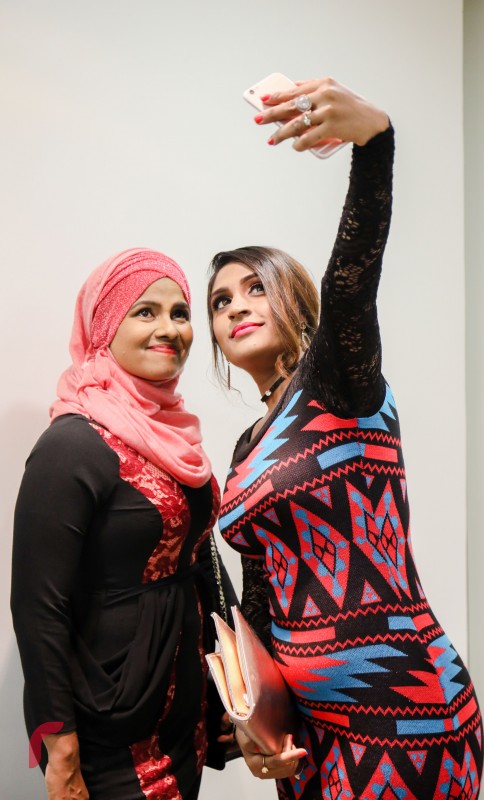 ސެޕްޓެމްބަރު 9 ، 2017: ނަހުލާ ޕްރޮޑިއުސްކޮށް ރިޝްމީ ޑައިރެކްޓް ކުރާ ދިވެހި ފިލްމް 'ބޮސް' ގެ ޓްރެއިލާ އަދި ލަވަތައް ރިލީޒްކުރުމަށް ސޯލްޓްގައި ބޭއްވި ރަސްމިއްޔާތުގެ ތެރެއިން