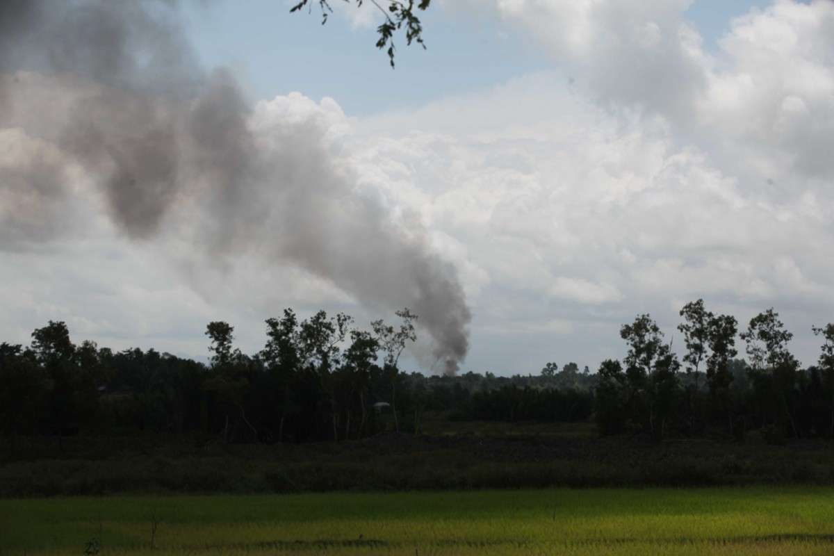 ސެޕްޓެމްބަރު 10، 2017: ރޮހިންޖާގެ މުސްލިމުން ދިރިއުޅޭ އަވަށެއްގައި މިއަންމާގެ ސަލާމަތީ ބާރުތަކުން ރޯކޮށްފައި