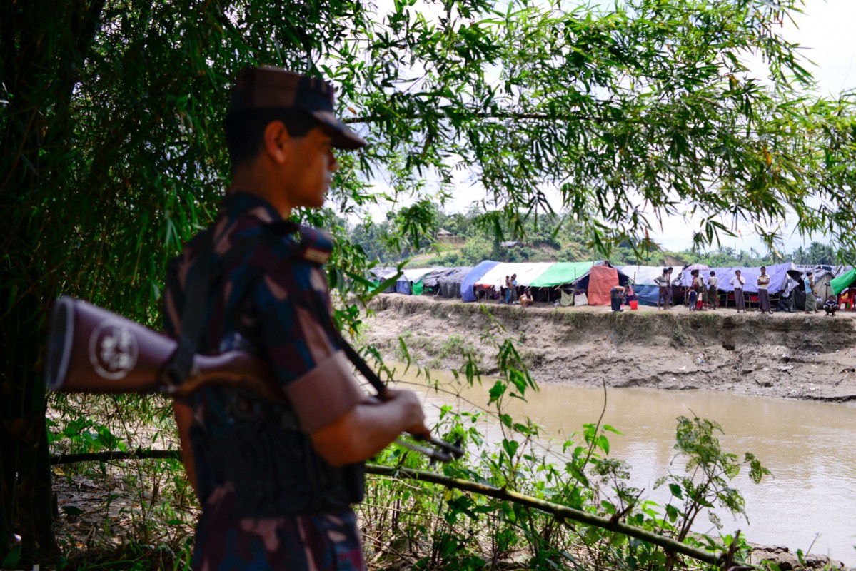 ސެޕްޓެމްބަރު 10، 2017: ރޮހިންޖާގެ މުސްލިމުން ދިރިއުޅޭ ސަރަހައްދުގެ ސަލާމަތީ ކަންކަން ބަންގްލަދޭޝްގެ ސިފައިން ބަލަހައްޓަނީ. މިހާތަނަށް 270000 އަށްވުރެން ގިނަ ރޮހިންޖާ މުސްލިމުން ވަނީ ބަންގްލަދޭޝްއަށް ހިޖުރަކޮށްފައި