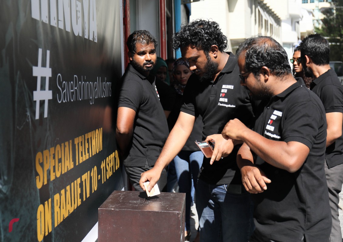 ސެޕްޓެމްބަރު 10، 2017: ރޮހިންޖާ މުސްލިމުންނަށް އެހީވުމަށް ރާއްޖެ ޓީވީއިން ޓެލެތޯން ފެށުމާއިއެކު ރާއްޖެ ޓިވީގެ ހުރިހާ މުވައްޒަފުންގެ އެއްދުވަހުގެ މުސާރަ ރޮހިންޖާ ފަންޑަށް ހަދިޔާކުރަނީ