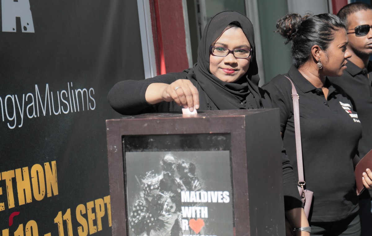 ސެޕްޓެމްބަރު 10، 2017: ރޮހިންޖާ މުސްލިމުންނަށް އެހީވުމަށް ރާއްޖެ ޓީވީއިން ޓެލެތޯން ފެށުމާއިއެކު ރާއްޖެ ޓީވީގެ ހުރިހާ މުވައްޒަފުންގެ އެއްދުވަހުގެ މުސާރަ ރޮހިންޖާ ފަންޑަށް ހަދިޔާކުރަނީ