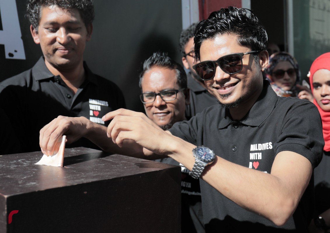 ސެޕްޓެމްބަރު 10، 2017: ރޮހިންޖާ މުސްލިމުންނަށް އެހީވުމަށް ރާއްޖެ ޓީވީއިން ޓެލެތޯން ފެށުމާއިއެކު ރާއްޖެ ޓީވީގެ ހުރިހާ މުވައްޒަފުންގެ އެއްދުވަހުގެ މުސާރަ ރޮހިންޖާ ފަންޑްއަށް ހަދިޔާކުރަނީ