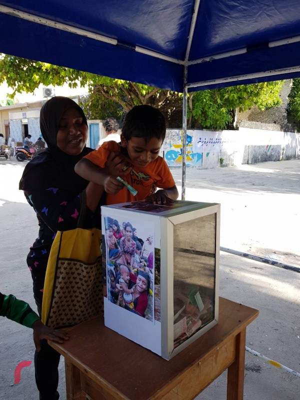 ސެޕްޓެމްބަރު 10 ،2017 : މިޔަންމާގައި އަނިޔާލިބެމުންދާ މުސްލިމުންނަށް އެހީވުމަށް އަތޮޅުތެރޭގައި ބޭއްވި ހަރަކާތްތަކުގެ ތެރެއިން ނައިފަރުގައި ފަންޑް ރެއިޒްކުރަނީ