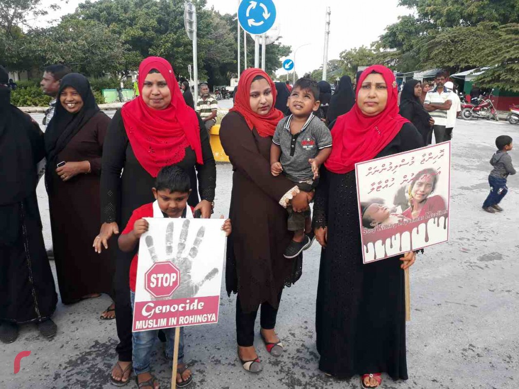 ސެޕްޓެމްބަރު 10 ،2017 : މިޔަންމާގައި އަނިޔާލިބެމުންދާ މުސްލިމުންނަށް އެހީވުމަށް އަތޮޅުތެރޭގައި ހިންގި ހަރަކާތްތަކުގެ ތެރެއިން ލ.ގަމުގައި ހިނގާލުމެއް ބާއްވައި ރޮހިންޖާ ރައްޔިތުންނަށް އެހީވުމަށް ވަނީ ފައިސާ ވަނީ އެއްކޮށްފަ