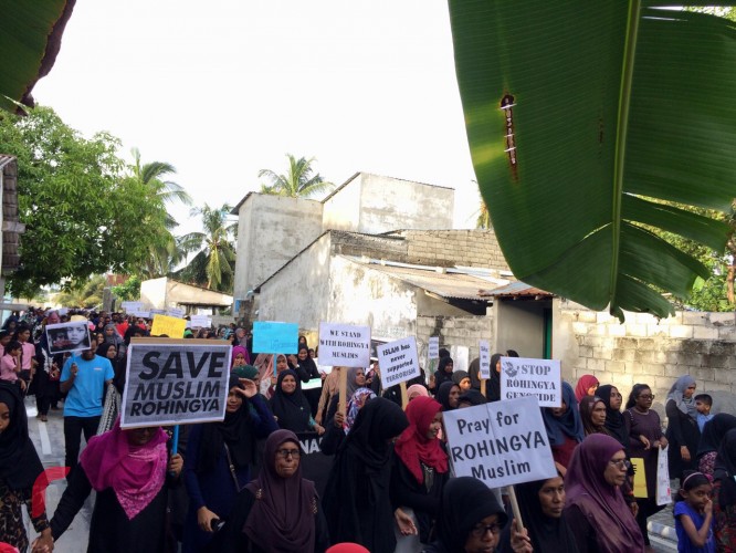 ސެޕްޓެމްބަރު 10 ،2017 : މިޔަންމާގައި އަނިޔާލިބެމުންދާ މުސްލިމުންނަށް އެހީވުމަށް ގދ.ތިނަދޫގައި ބޭއްވި ހިނގާލުން، މި ހިނގާލުމުގައި ވަނީ ރޮހިންޖާ މުސްލިމުންނަށް އެހީވުމަށް ފައިސާ އެއްކޮށްފަ
