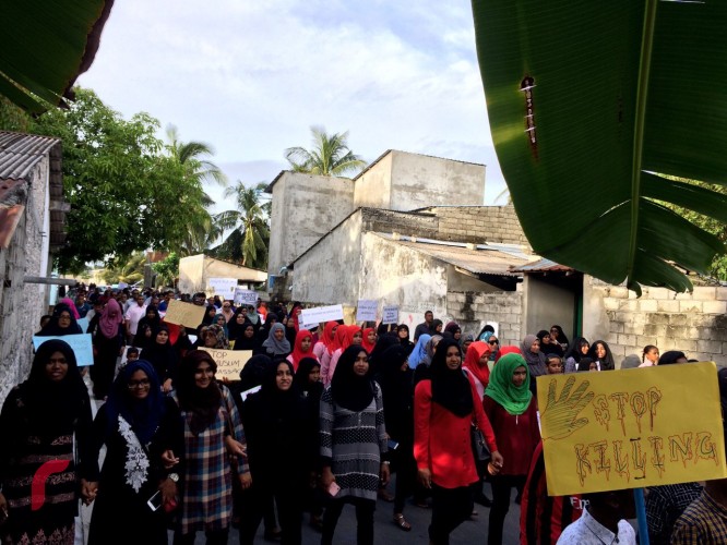 ސެޕްޓެމްބަރު 10 ،2017 : މިޔަންމާގައި އަނިޔާލިބެމުންދާ މުސްލިމުންނަށް އެހީވުމަށް އަތޮޅުތެރޭގައި ހިންގި ހަރަކާތްތަކުގެ ތެރެއިން ގދ. ތިނަދޫގައި ބޭއްވި ހިނގާލުން، މި ހިނގާލުން ނިންމާލާފައި ވަނީ ހާއްސަ ދުޢާ އަކުން