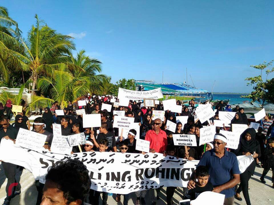 ސެޕްޓެމްބަރު 10 ،2017 : މިޔަންމާގައި އަނިޔާލިބެމުންދާ މުސްލިމުންނަށް އެހީވުމަށް ރ.މަޑުއްވަރީގައި ބޭއްވި ހިނގާލުން. މި ހިނގާލުމުގައި ރޮހިންޖާގެ މުސްލިމުންނަށް އެހީވުމަށް ފައިސާ އެއްކުރުމާއިއެކު ހިނގާލުން ނިންމާލާފައި ވަނީ ހާއްސަ ދުޢާއަކުން