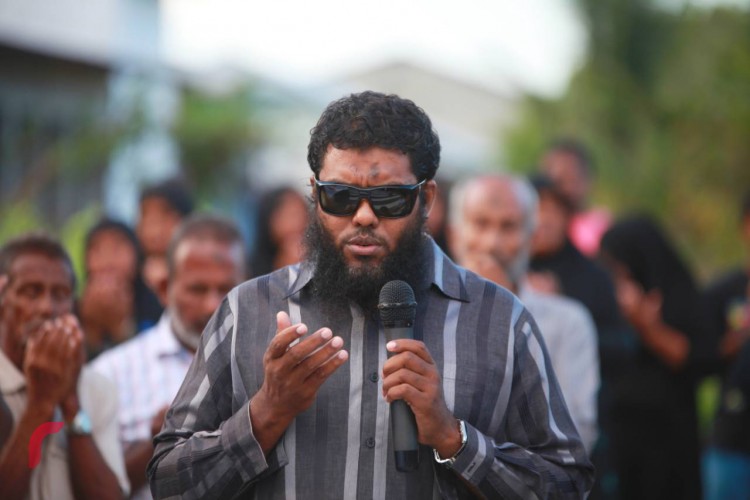 ސެޕްޓެމްބަރު 10 ،2017 : ރޮހިންޖާގައި އަނިޔާލިބެމުންދާ މުސްލިމުންނަށް އެހީވުމަށް އަތޮޅުތެރޭގައި ހިންގި ހަރަކާތްތަކުގެ ތެރެއިން ލ.ގަމުގައި ބޭއްވި ހިނގާލުން، މިހިގާލުމުގައި ރޮހިންޖާގެ މުސްލިމުންނަށް އެހީވުމަށް ފަންޑްރެއިސް ކުރުމާއިއެކު ހާއްސަ ދުޢާއެއް ކޮށްފައިވޭ