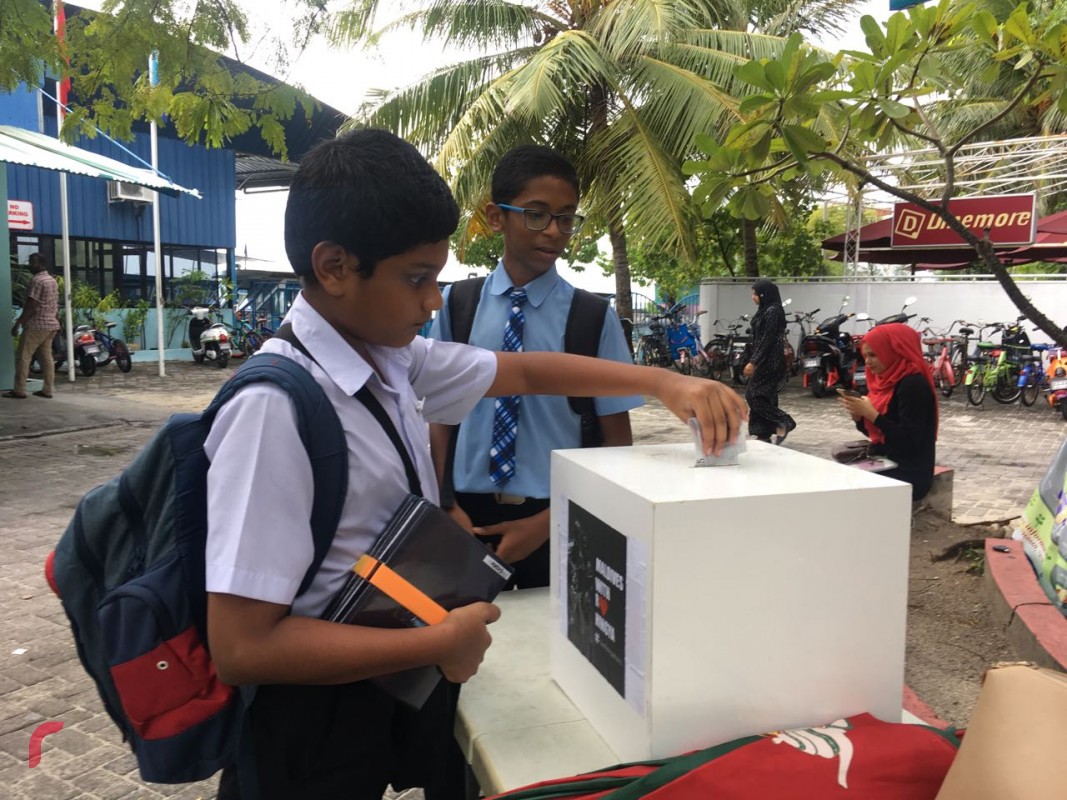 ސެޕްޓެމްބަރު 11، 2017: ދިވެހިރައްޔިތުން ރޮހިންޖާ މުސްލިމުންނާއެކު ޓެލެތޯނަށް އެހީވުމަށް ވިލިމާލޭ ފެރީ ޓާމިނަލްގައި ބަހައްޓާފައިވާ ފަންޑު ފޮއްޓަށް ދަރިވަރަކު ފައިސާ ހަދިޔާކުރަނީ