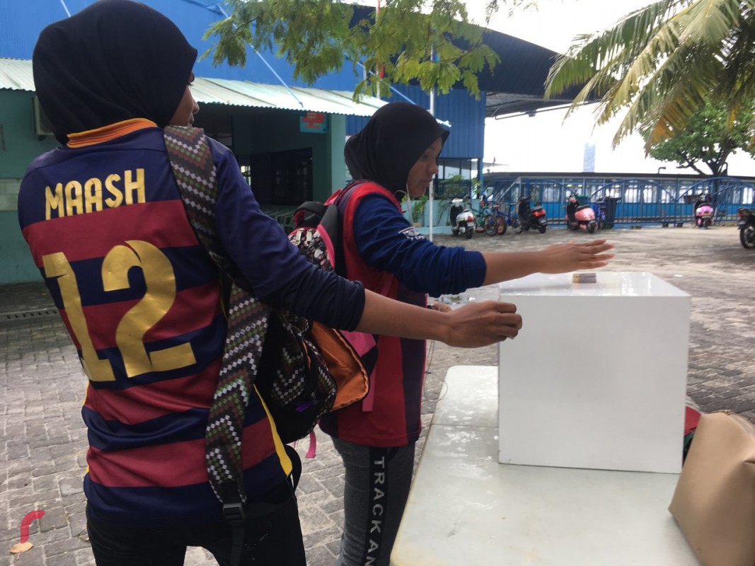 ސެޕްޓެމްބަރު 11، 2017: ދިވެހިރައްޔިތުން ރޮހިންޖާ މުސްލިމުންނާއެކު ޓެލެތޯނަށް އެހީވުމަށް ވިލިމާލޭ ފެރީ ޓާމިނަލްގައި ބަހައްޓާފައިވާ ފަންޑު ފޮއްޓަށް ބަޔަކު ފައިސާ ހަދިޔާކުރަނީ