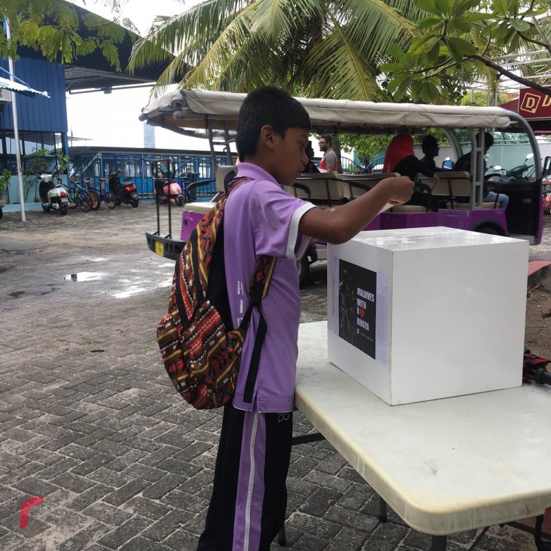 ސެޕްޓެމްބަރު 11، 2017: ދިވެހިރައްޔިތުން ރޮހިންޖާ މުސްލިމުންނާއެކު ޓެލެތޯނަށް އެހީވުމަށް ވިލިމާލޭ ފެރީ ޓާމިނަލްގައި ބަހައްޓާފައިވާ ފަންޑު ފޮއްޓަށް ދަރިވަރަކު ފައިސާ ހަދިޔާކުރަނީ