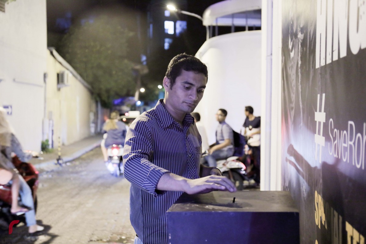 ސެޕްޓެމްބަރު 11، 2017: ރޮހިންޖާގެ މުސްލިމުންނަށް އެހީވުމަށް ރާއްޖެ ޓީވީއިން އިންތިޒާމްކޮށްގެން ހިންގި ޓެލެތޯންގައި ބެހެއްޓި ފަންޑް ފޮއްޓަށް މީހަކު ފައިސާ ހަދިޔާކުރަނީ، ޓެލެތޯން ނިންމާލިއިރު ހަތަރު މިލިއަންއަށް ވުރެން ގިނަ ރުފިޔާ ވަނީ ލިބިފައިވާއިރު ޓެލެތޯންއަށް ވަނީ ބޮޑުތަރުހީބެއްލިބިފައި