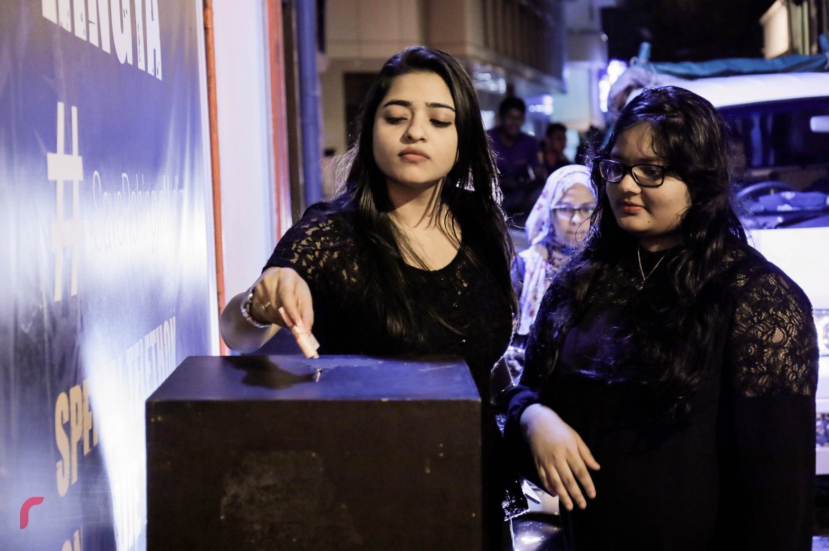 ސެޕްޓެމްބަރު 11، 2017: ރޮހިންޖާގެ މުސްލިމުންނަށް އެހީވުމަށް ރާއްޖެ ޓީވީއިން އިންތިޒާމްކޮށްގެން ހިންގި ޓެލެތޯންގައި ބެހެއްޓި ފަންޑް ފޮއްޓަށް މީހަކު ފައިސާ ހަދިޔާކުރަނީ، ޓެލެތޯން ނިންމާލިއިރު ހަތަރު މިލިއަނަށް ވުރެ ގިނަ ރުފިޔާ ވަނީ ލިބިފައި