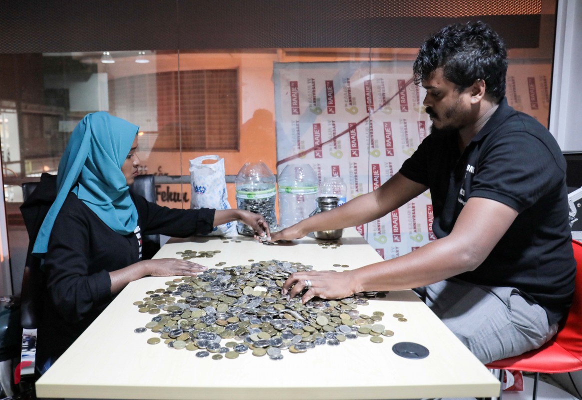 ސެޕްޓެމްބަރު 11، 2017: ރޮހިންޖާގެ މުސްލިމުންނަށް އެހީވުމަށް ރާއްޖެ ޓީވީއިން އިންތިޒާމްކޮށްގެން ހިންގި ޓެލެތޯންގައި އެހީގެ ގޮތުގައި ލިބުން ފައިސާ ގުނަނީ، ޓެލެތޯންގެ ފައިސާގެ ކަންކަން ބެލެހެއްޓުމަށް ރާާއްޖޭޓީވީއިން ވަނީ އިންޑިޕެންޑެންޓް އޯޓިޑްފާރމަކާ ހަވާލުކޮށްފައި