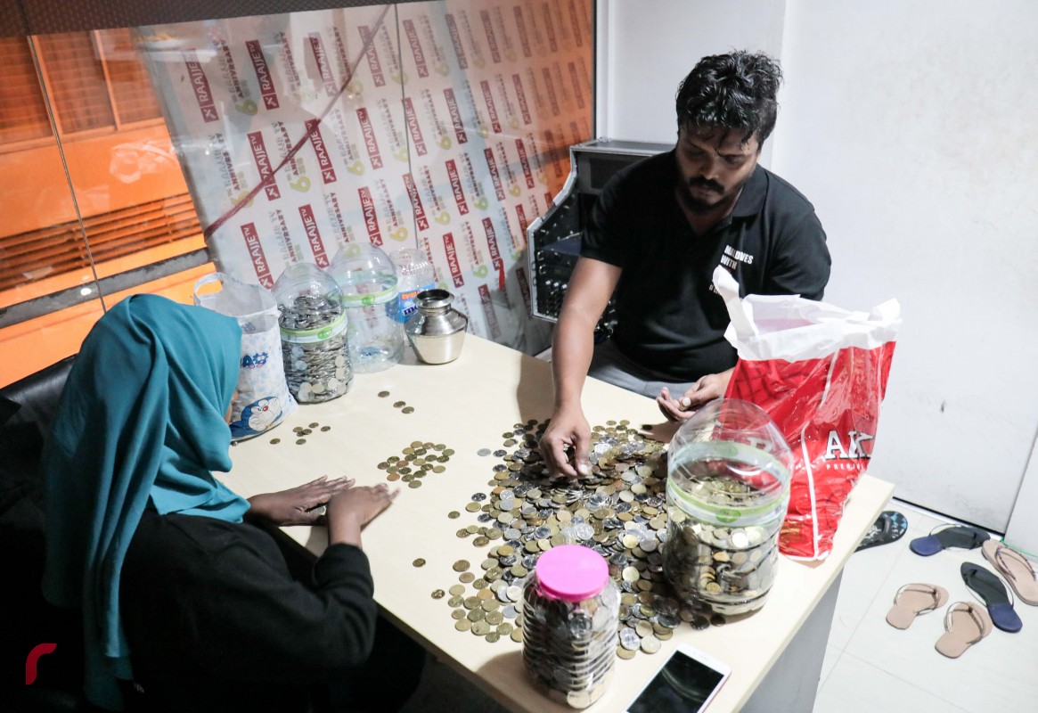 ސެޕްޓެމްބަރު 11، 2017: ރޮހިންޖާގެ މުސްލިމުންނަށް އެހީވުމަށް ރާއްޖެ ޓީވީއިން އިންތިޒާމްކޮށްގެން ހިންގި ޓެލެތޯންގައި ބެހެއްޓި ފަންޑް ހަދިޔާކޮށްފައިވާ ފައިސާ ރާއްޖެ ޓީވީގެ މުވައްޒަފުން ގުނަނީ